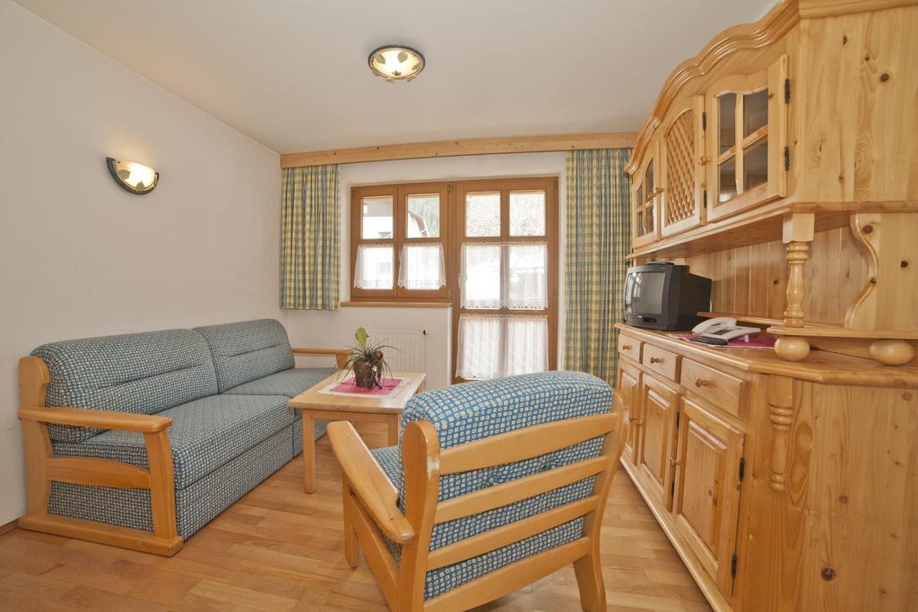 Chasa Per La Punt Apartment Galtuer Room photo